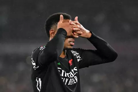 صخرة الدفاع.. كيف سيتعامل أرسنال مع غياب جابرييل في مباراة توتنهام؟ (تحليل)